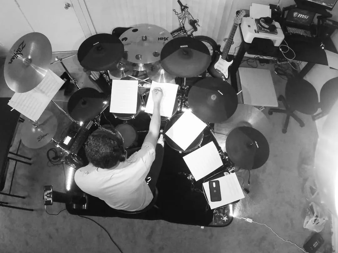 Edwin Betancur drumming