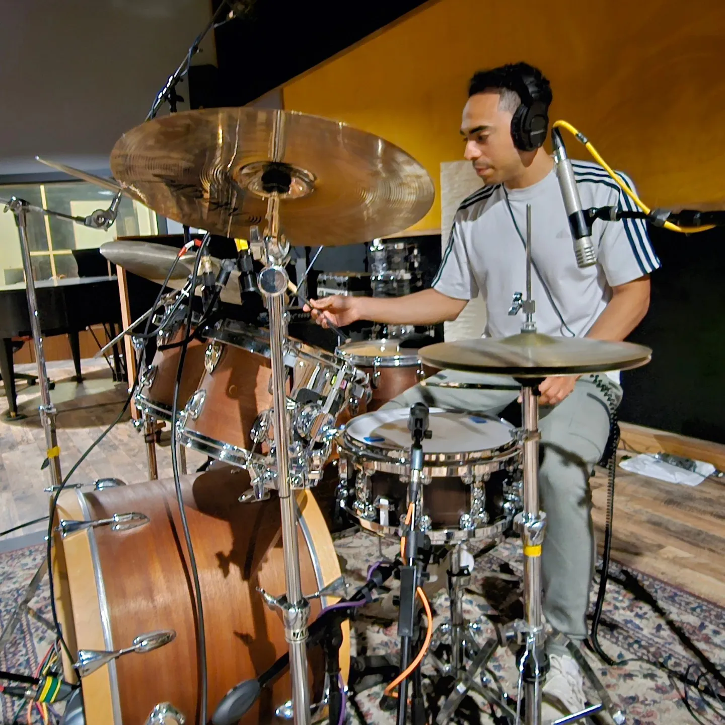 Edwin Betancur drumming